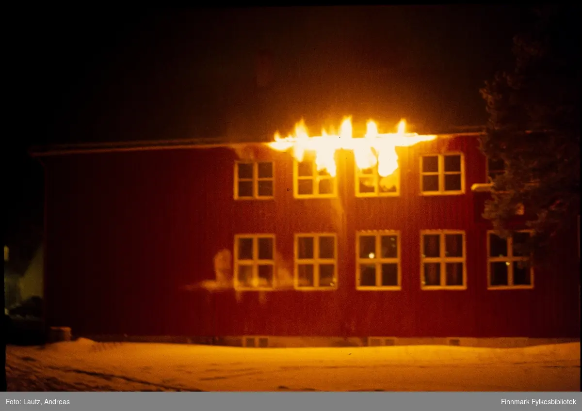 Karasjok i 1972- DSF-brannen. Den Samiske  Folkehøgskolen  (DSF). I 1972 ble museumsbygget som vi kjenner   som   Sámiid   Vuorká-Dávvirat (SVD)/De Samiske Samlinger (DSS) offisielt åpnet. Før man kom så langt hadde samlingene dessverre  vært  utsatt  for  en brann  på  DSF.  Gjenstandene  ble  berget, men hovedprotokoller gikk tapt.