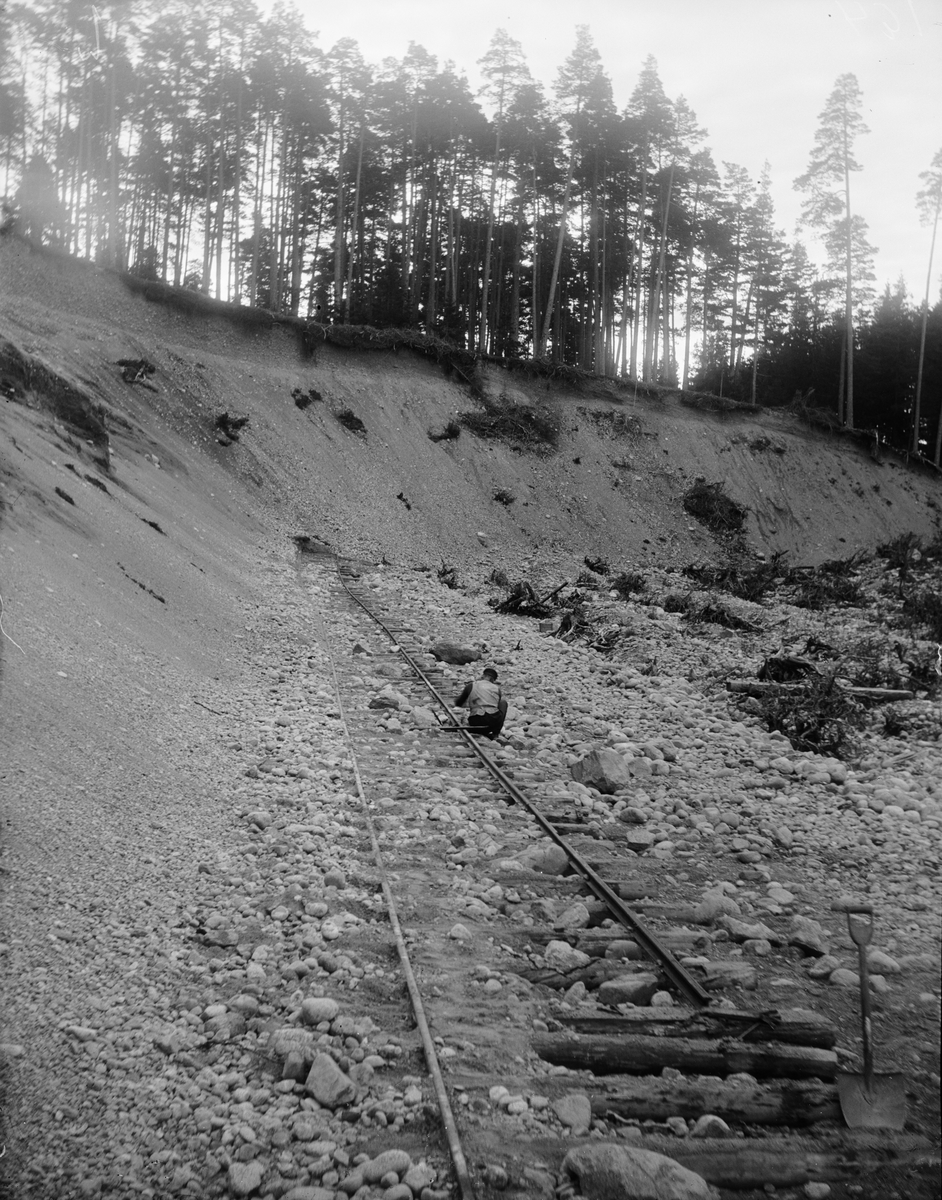 Ras över järnväg i grustag, sannolikt Heby-trakten, Uppland 1910-tal