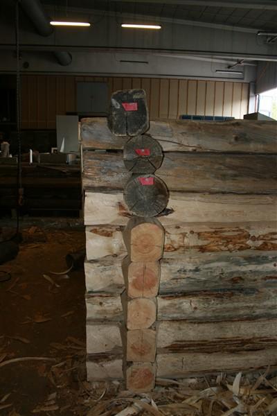 Nærbilde av restaurering av Kvenna. Her ser man utkraging i etasjeskillet i et av  hjørnene.