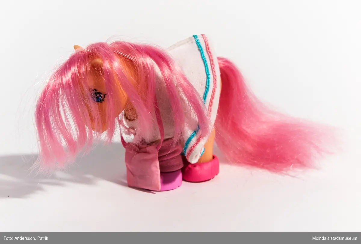 My Little Ponyn, Peachy. 
Peachy är en beigefärgad häst med rosa man, svans och blå ögon. Hennes symbol som sitter på hennes flankel, är 12 st rosa hjärtan på högra sidan och 11 st på den vänstra.  
Hon har även på sig vit tennisklänning, 1 par rosa benvärmare, rosa skor (4st) och en rosa axelbandsväska.

Hästen Peachy lanserades tillsammans med ett stall som var hennes bosatad. Peachy ingår i Generaton 1 av My Little Pony. Generation 1 tillverkades mellan 1982-1995. Sedan lanserades Generation 2, 1997 och Generation 3, 2003.
My Little Pony började säljas i Sverige 1983.