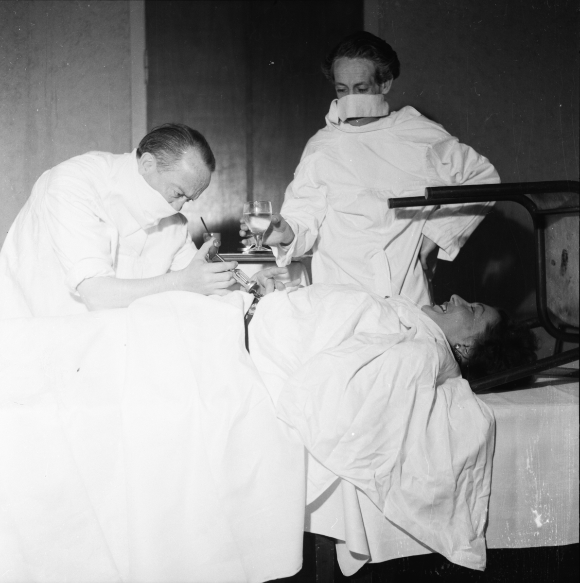 Vardens arkiv. "Operasjon" v/Arvid Nilsen og Dan Foss m/Herberth revyen"  21.05.1954