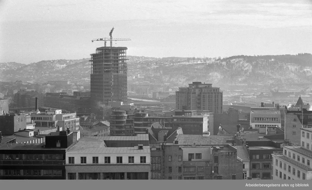 Utsikt over Oslo, sett fra restaurant Stratos, på toppen av Folketeaterbygningen..Byggingen av Postgirobygget..1975.