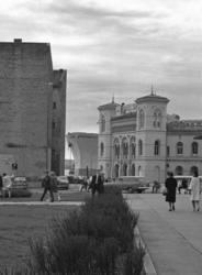 Vestbanen, med rester av den gamle Vika-bebyggelsen..Skip i 
