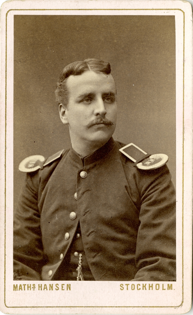 Porträtt av Adolf Patrik Hamilton, löjtnant vid Livgardet till häst K 1.

Se även bild AMA.0007482, AMA.0007584 och AMA.0021723.