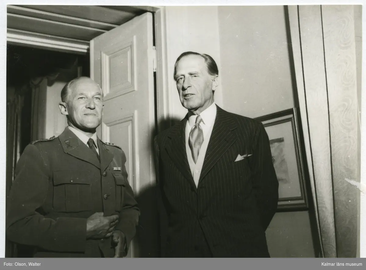 Två svenska officerare i samtal efter jordfästningen av offren för minolyckan utanför Össby 1941.