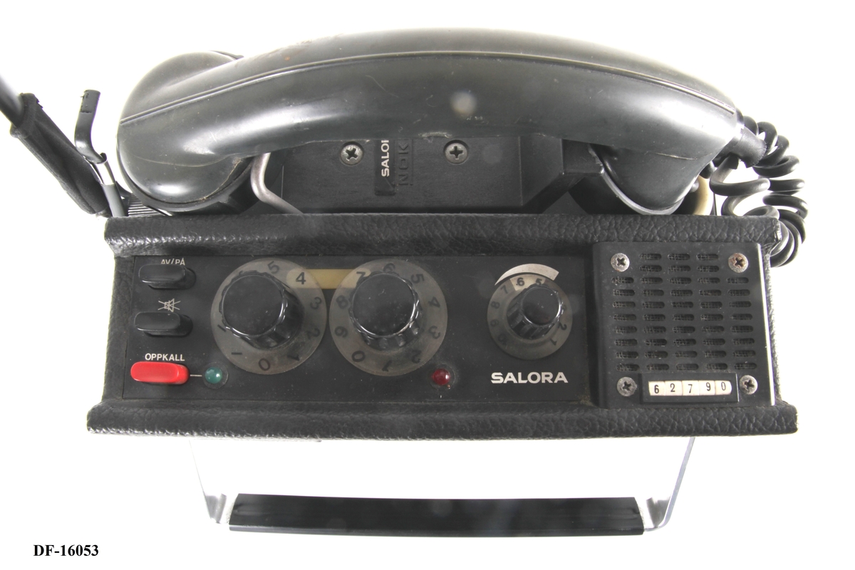 Stasjonær VHF-radio med håndtak.