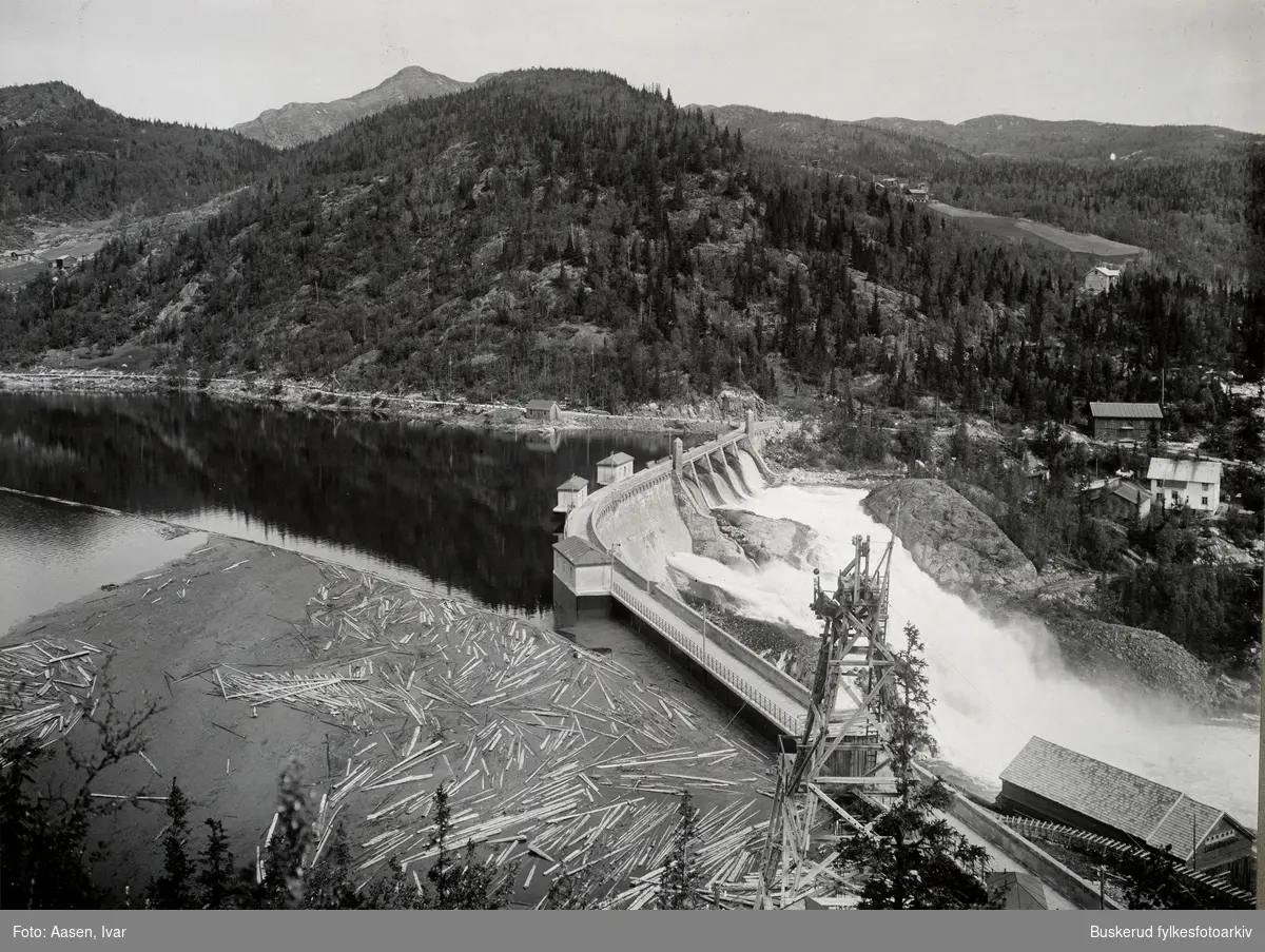 Tunhovd demningen
I 1915 begynte arbeidet med å demme opp Tunhovdfjorden, dammen ble ferdigstilt i 1920.