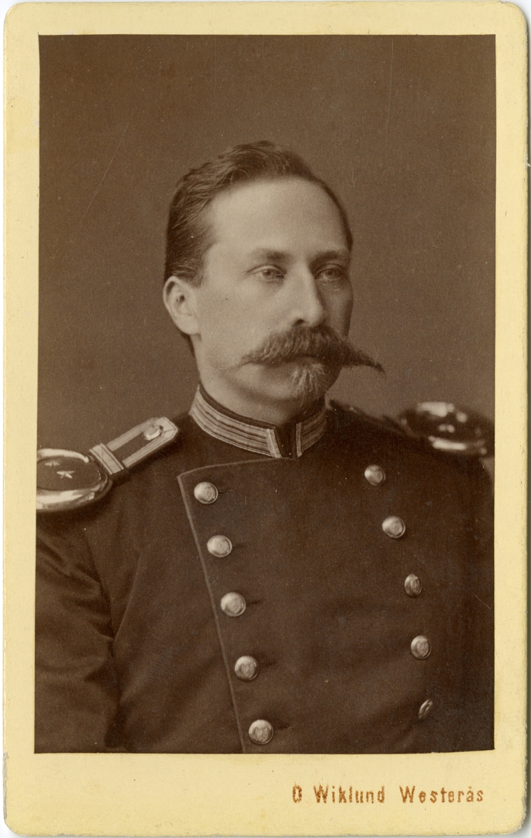 Porträtt av Carl Amandus Hallin, löjtnant vid Skaraborgs regemente I 9.

Se även bild AMA.0002077, AMA.0002204, AMA.0007588 och AMA.0006718.