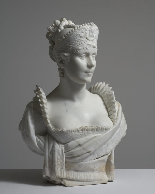 Joséphine de Beauharnais var änka efter en avrättad general när hon träffade den sex år yngre Napoléon Bonaparte. Joséphine blev hans första hustru och kröntes till kejsarinna 1804. Bysten avbildar henne i kröningsdräkten. Spetsarna och diademets pärlor är utförda med stor teknisk skicklighet. Porträttets högtidliga karaktär hindrade inte konstnären från att följa empiretidens avslöjande mode: kejsarinnans bröstvårtor är tydligt urskiljbara ovanför urringningen. Joséphines sondotter blev svensk drottning under namnet Josefina. Bysten har tillhört henne.