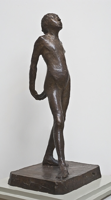Modellen för skulpturen hette Marie van Goethem, en ung elev på Parisoperans balettskola. Hon levde under fattiga förhållanden tillsammans med sin mamma och två systrar, i närheten av Degas hem och ateljé på Montmartre. Degas tecknade flera nakenstudier av Marie innan han utförde skulpturen i vax – år 1878. Den var en så kallad maquette – en förberedande studie för en större klädd version av dansösen. Hennes pose återger inte någon balettposition eller övning. Degas ställde aldrig ut vaxskulpturen, som göts i brons i flera exemplar först efter konstnärens död.
