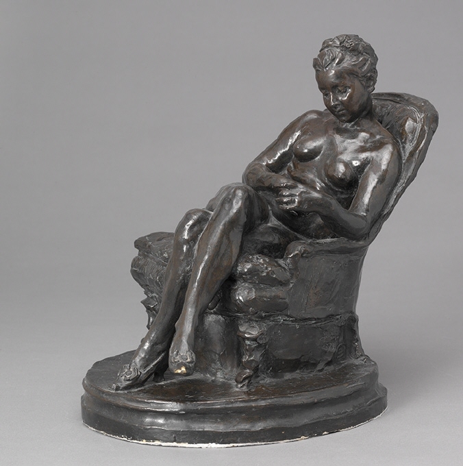 Under Andra kejsardömet (1852–1870) förvägrades skulptören Jules Dalou statliga resestipendier och uppdrag på grund av sina arbetarklassympatier. Han var aktiv i Pariskommunen 1871. Under dess blodiga upplösning, tvingades han i exil till England. Där han stannade tills 1879 då allmän amnesti utfärdats. Åter i Paris utförde han flera monumentalskulpturer för offentliga platser. Dalou gjorde en serie realistiska statyetter av kvinnor i vardagliga situationer med inspiration från rokokons lekfulla erotik. De blev mycket populära och tillverkades i flera olika material.