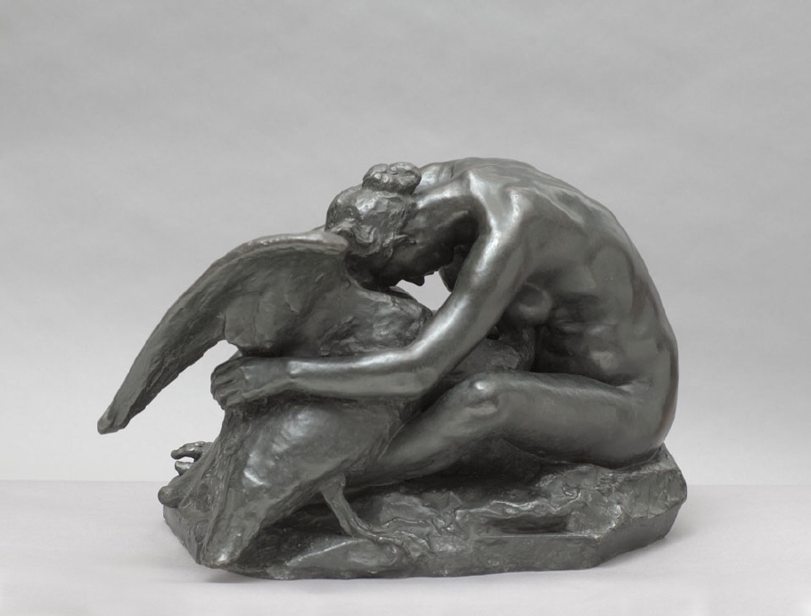 Den franske skulptören Jules Desbois hämtade ofta sina motiv från den antika mytologin. Den här skulpturen skildrar myten om prinsessan Leda som blev våldtagen av guden Jupiter. Guden uppträder här förvandlad till en svan. Desbois låter Leda, intet ont anande, böja sig beskyddande över svanen som strax kommer att visa sitt rätt jag. Desbois arbetade i Rodins ateljé mellan 1884 till 1914, vilket lämnade tydliga spår i hans eget konstnärskap.