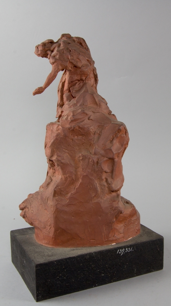 Studie av kvinna i helfigur, Thalia, stående på hög klippa.