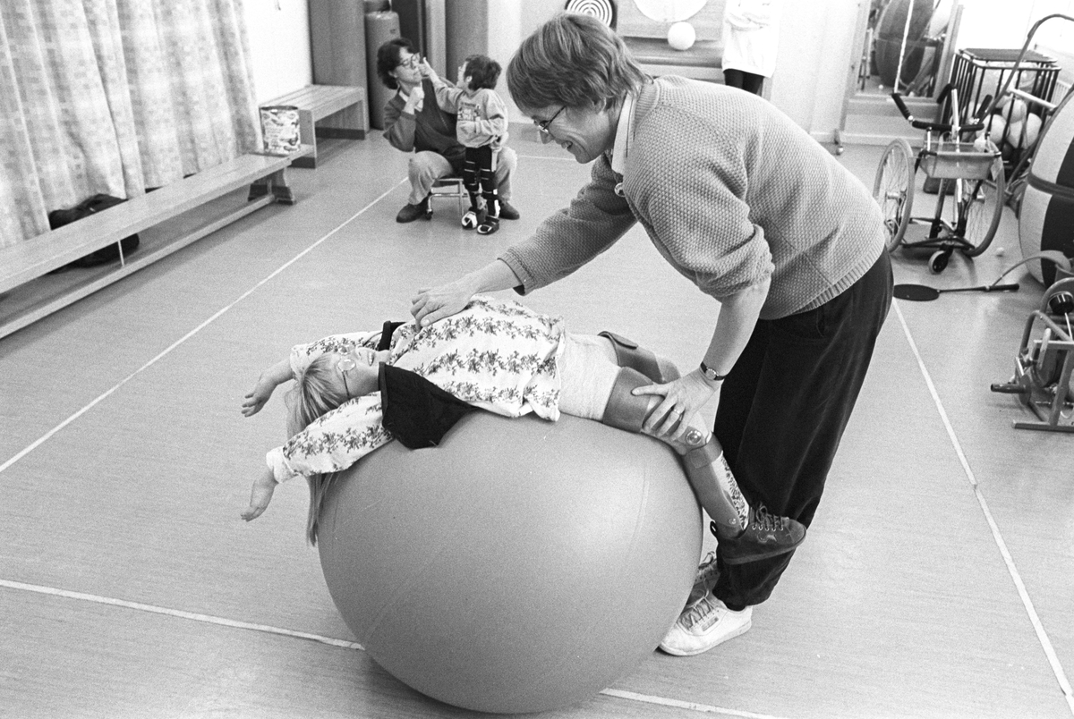 Flicka tränar med boll, Folke Bernadottehemmet, Uppsala 1994-1995