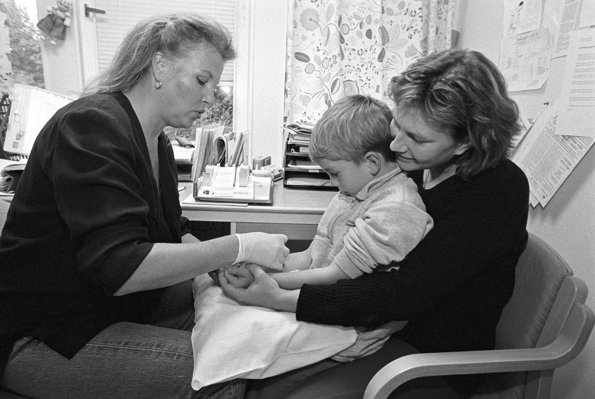 Allergi - barnsjuksköterskan Anitha Christovski Holm gör ett pricktest på Jonas Uskali 7 år, Flogsta vårdcentral, Uppsala 1997
