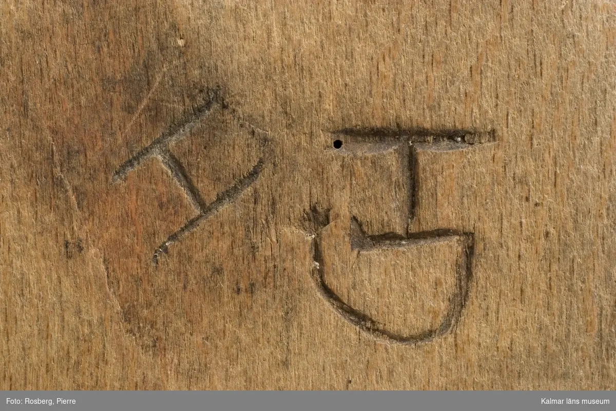 KLM 1817. Snibbskål, snibbaskål av trä, bok. Rund, svarvad med fyra utskjutande snibbar. Rödmålad. Rester av målad svart inskription i skålens insida, går ej att tolka. På utsidans botten initialerna, G H ---- H.