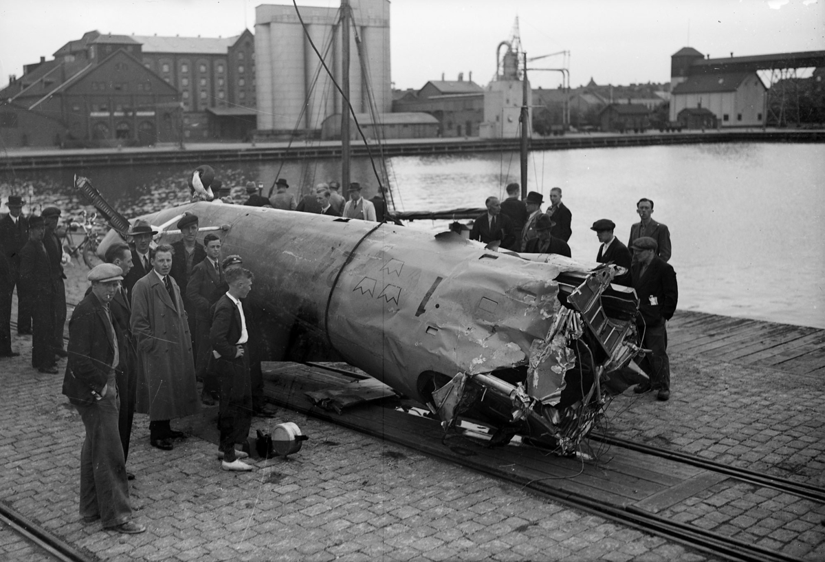 Störtat bombplan, 1938.05.18 B3A 154 (1-24) F1
I Köge Bugt, 22’ S Trelleborg, Haveriet har inträffat under hemflygning från Dessau av ett från Junkers Flugzeug- & Motorenwerke AG inköpt bfpl. Kl. 13,44 har fpl passerat Zingst på en flyghöjd av 120m. Därefter synes flygningen ha skett i moln. Fpl har ur moln störtat lodrätt ned i vattnet framför en fiskebåt. Vid nedslaget har fpl totalt söndrats och besättningen- ff, fs och fsig – omedelbart omkommit. Vid draggningar har ett flertal delar av fpl kunnat bärgas, dock ej den vänstra motorinstallationen, med undantag av NACA-kåpan. Orsaken till haveriet har på grundval av återfunna delar icke kunnat bestämmas. Ledamoten av haverikommissionen – fdir Henry Kjellson – har dock ansett, att primärorsaken till haveriet var att söka i den icke återfunna vänstra motorinstallationen, vilken till följd av obalans i propellern kan ha brutits loss och genom kringflygande delar skadat vingar som ff. *) K G Lillier ff: kn/FFSU, N O Björsell fs: kn/FFSU, G Vernhult fsig: fu, Anm. Ff har genomgått GFU år 1920 samt har innehaft aviatördiplom nummer 205, Fs har genomgått GFU år 1924 samt har innehaft aviatördiplom nummer 276. *) =  I fdir 1 (öv tjkl) Henry Kjellsons efterlämnade papper framgår, att haveriorsaken varit, att ff fått huvudet avhugget av ett brustet propellerblad. För att rekonstruera förloppet sökte och erhöll Henry Kjellson tillstånd att göra experiment på lik i Karolinska Sjukhusets obduktionslokal för att bestämma, huru stor kraft som erfodras för att slå huvudet av en männisaka. negativ 14495 Johnsson.