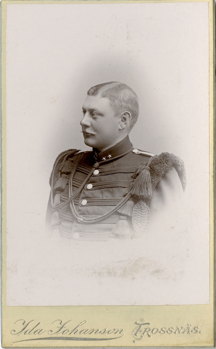 Porträtt av Sven Anders Samuel Klingenstierna, löjtnant vid Värmlands fältjägarregemente.

Se även bild AMA.0009686.