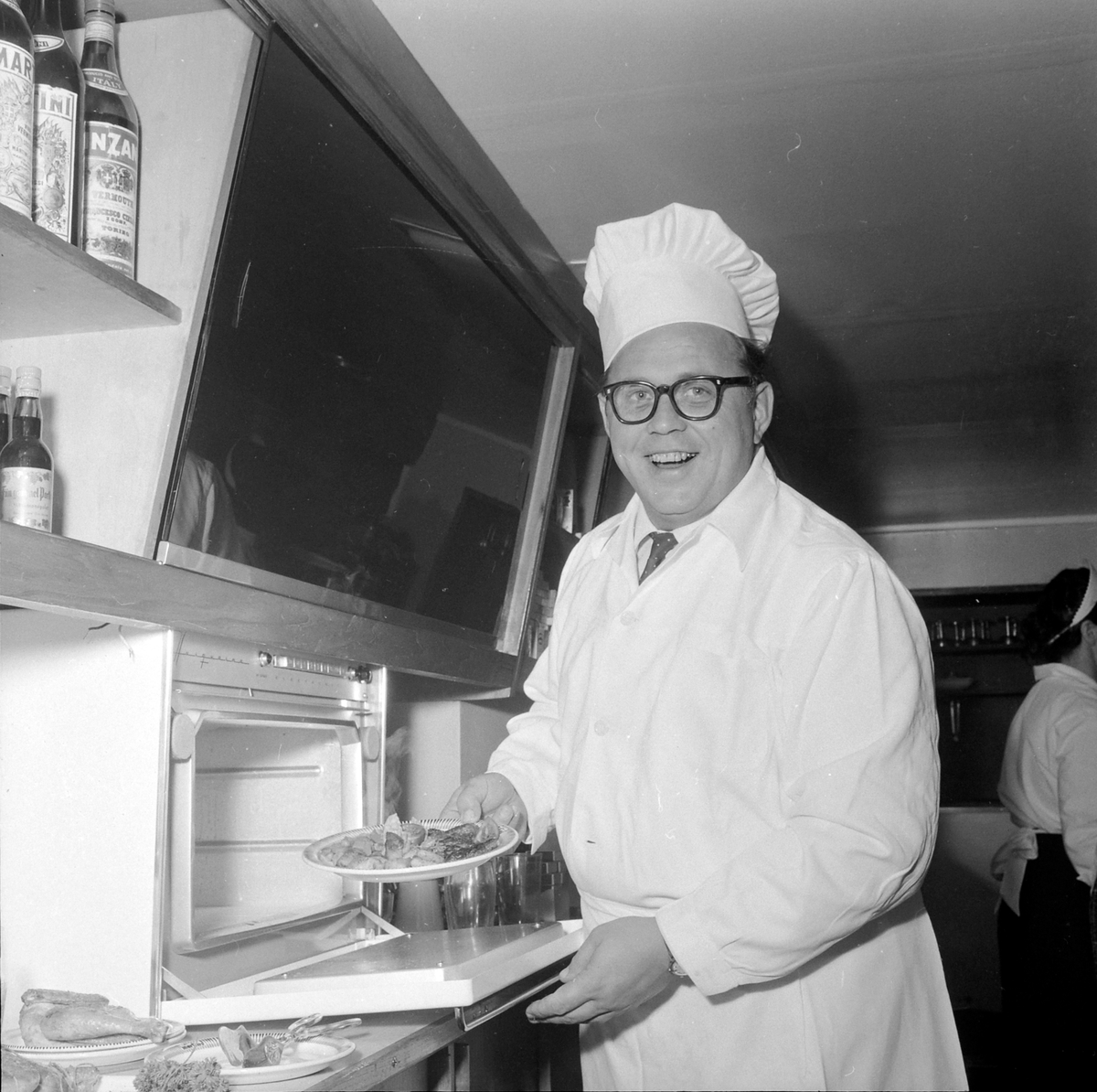 Martin Michaelsen demonstrerer ny grill på Martins kafeteria