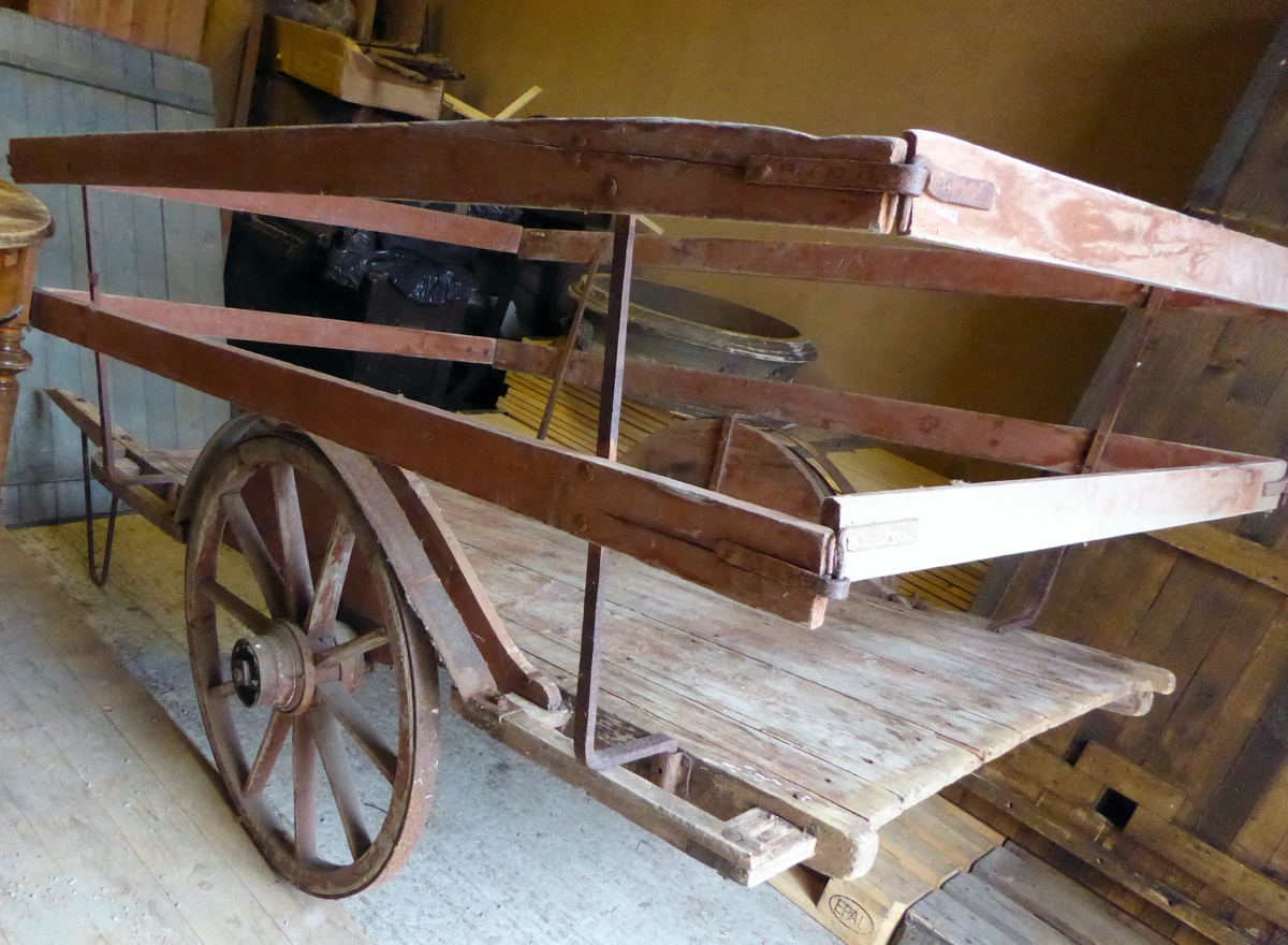 Tohjulet håndkjerre med avtagbare grinder.