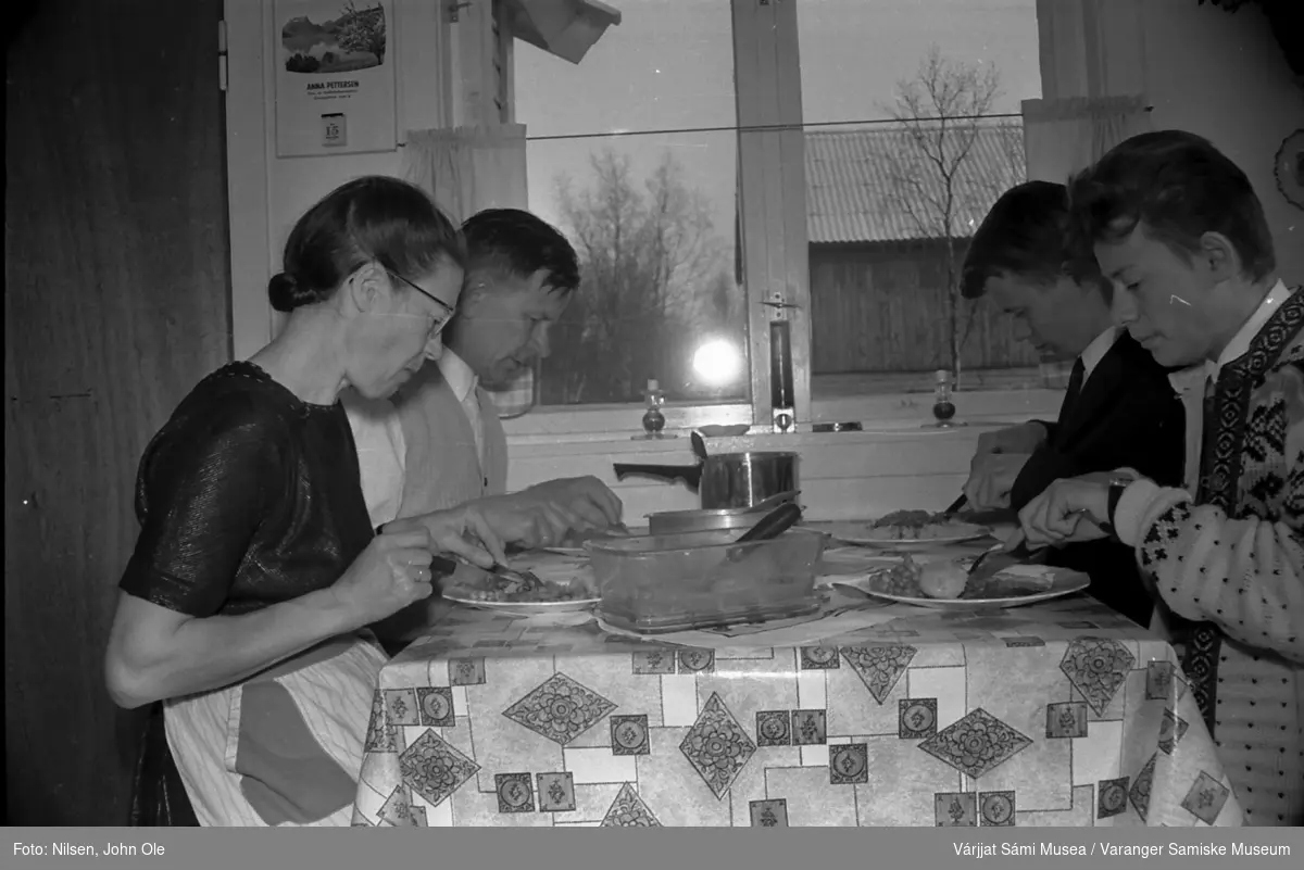 Familien Nilsen spiser middag på kjøkkenet hjemme i Bunes.
Fra venstre: Signe, John Ole, Kjell og John Samuel Nilsen. April 1967