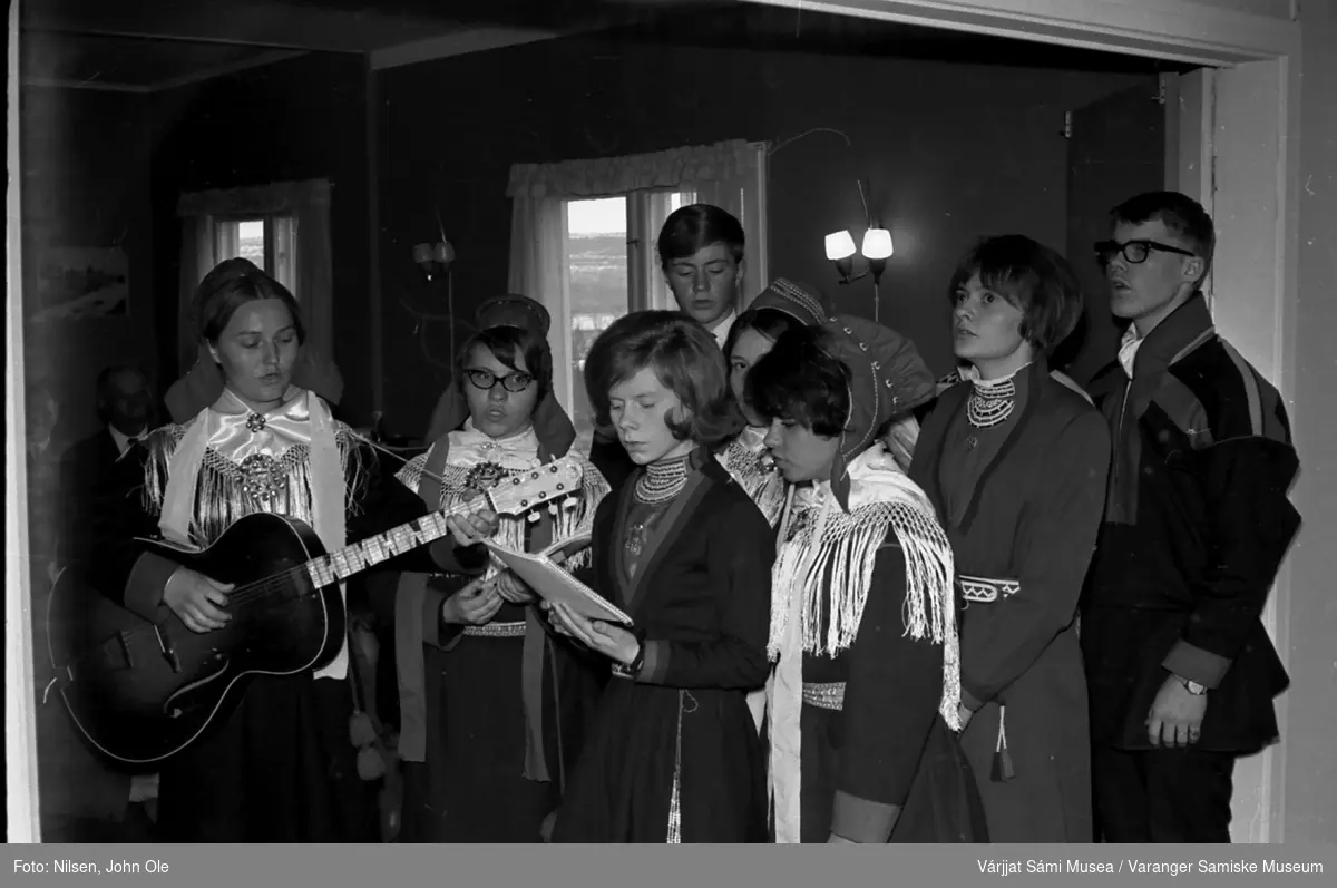 Sangkor med elever og en lærer fra Den Samiske Folkehøgskole (DSF) i Karasjok. Bildet er tatt på Soltun på Vesterelvnesset.  De to guttene er Kjetil Ryan og Svein Ottar Helander. April 1967.