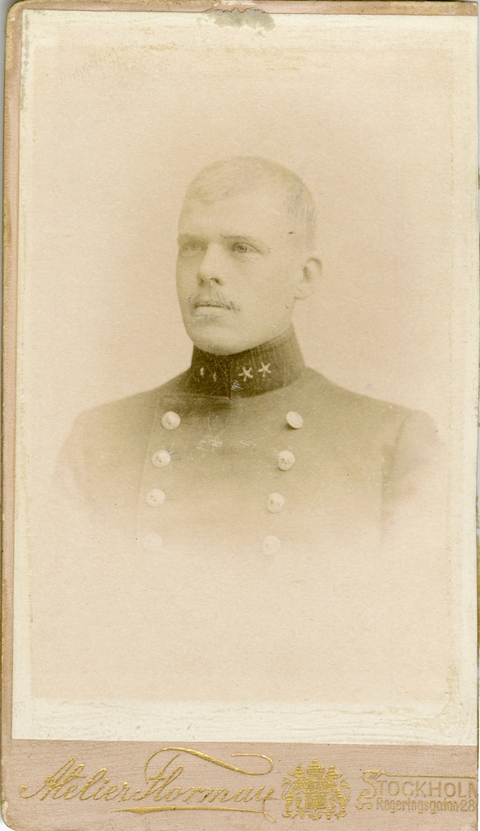 Porträtt av Gösta Lilliehöök, kapten vid Norrbottens regemente I 19.

Se även bild AMA.0000840.