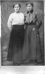 Søstrene Amundsen. T. v. Berit og t. h. Inga. Sammen arbeide