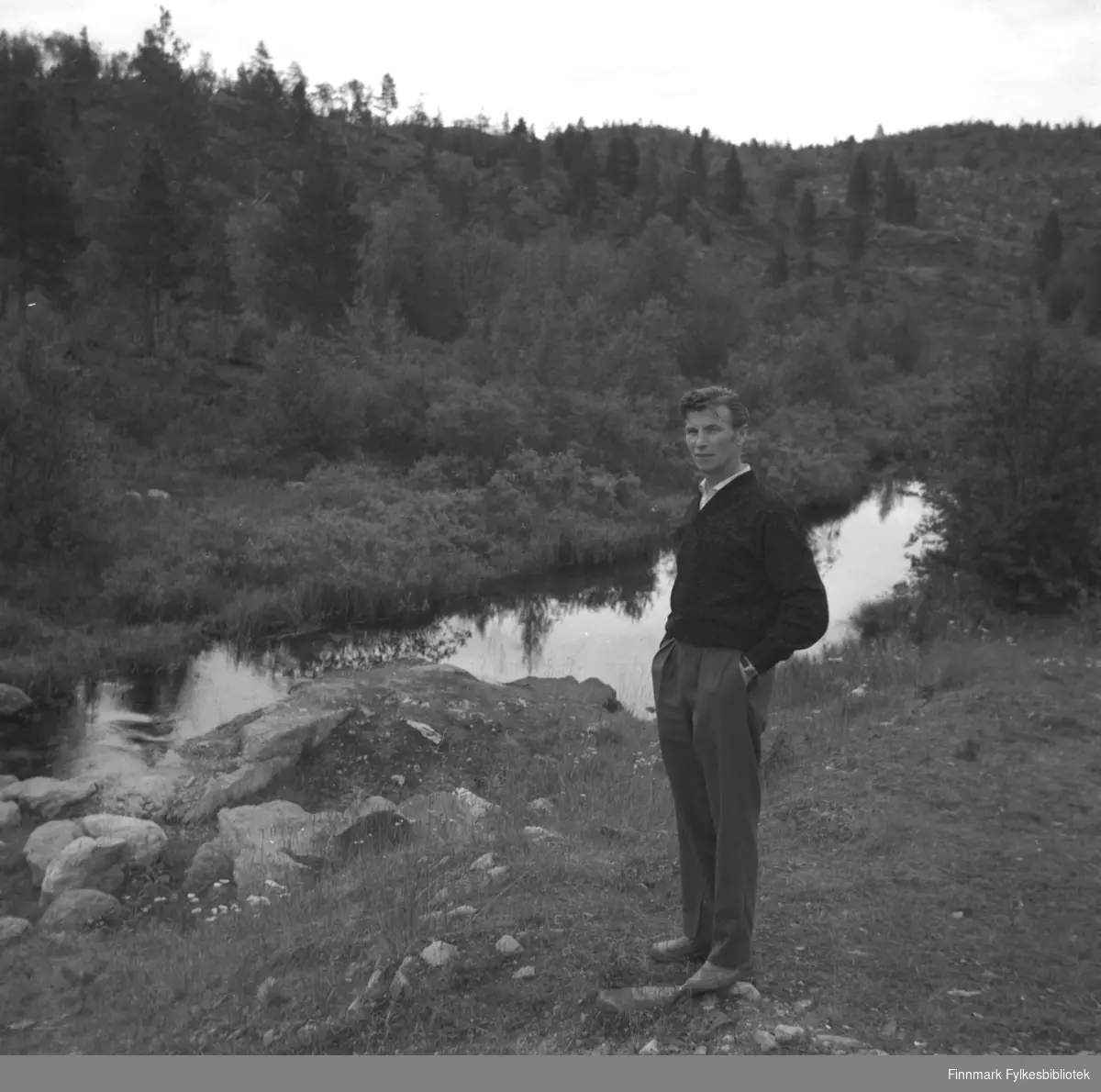 Eino Drannem fotografert foran en liten vannpytt, muligens i Neiden.