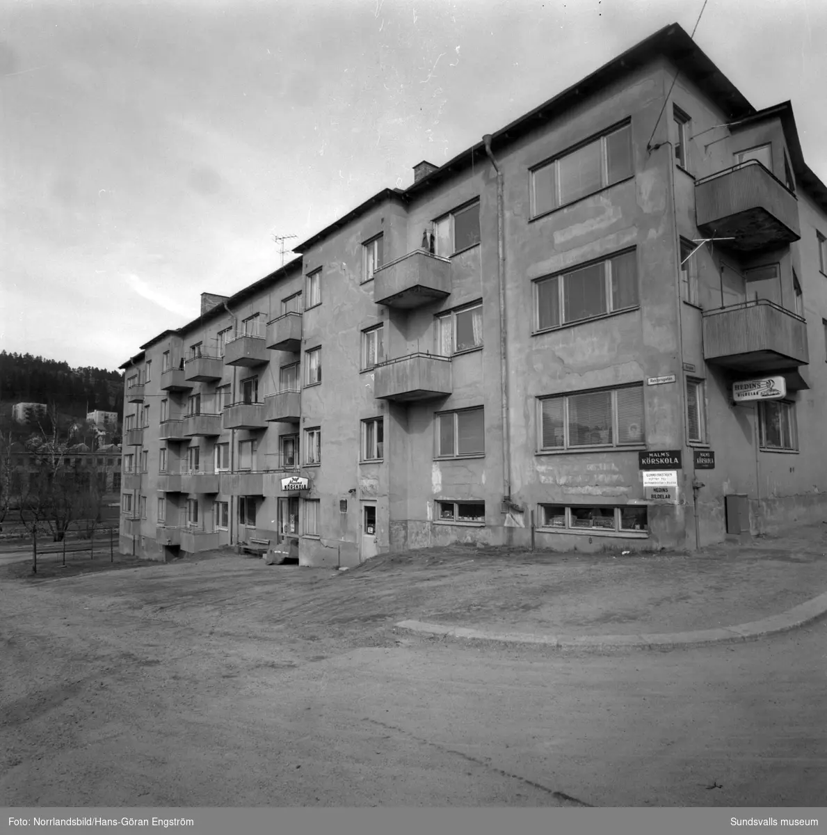 Exteriörbilder på det så kallade Sprickhuset vid Storgatan 46. I huset fanns förutom bostäder verksamheter som Malms körskola, Hedins bildelar, Pfaff symaskiner, fotklinik och damfrisering.