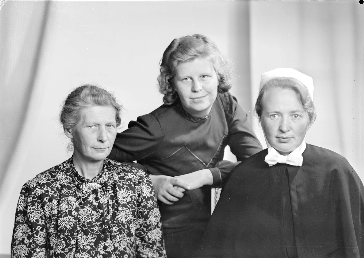 Ateljéporträtt - tre kvinnor, Uppsala 1941