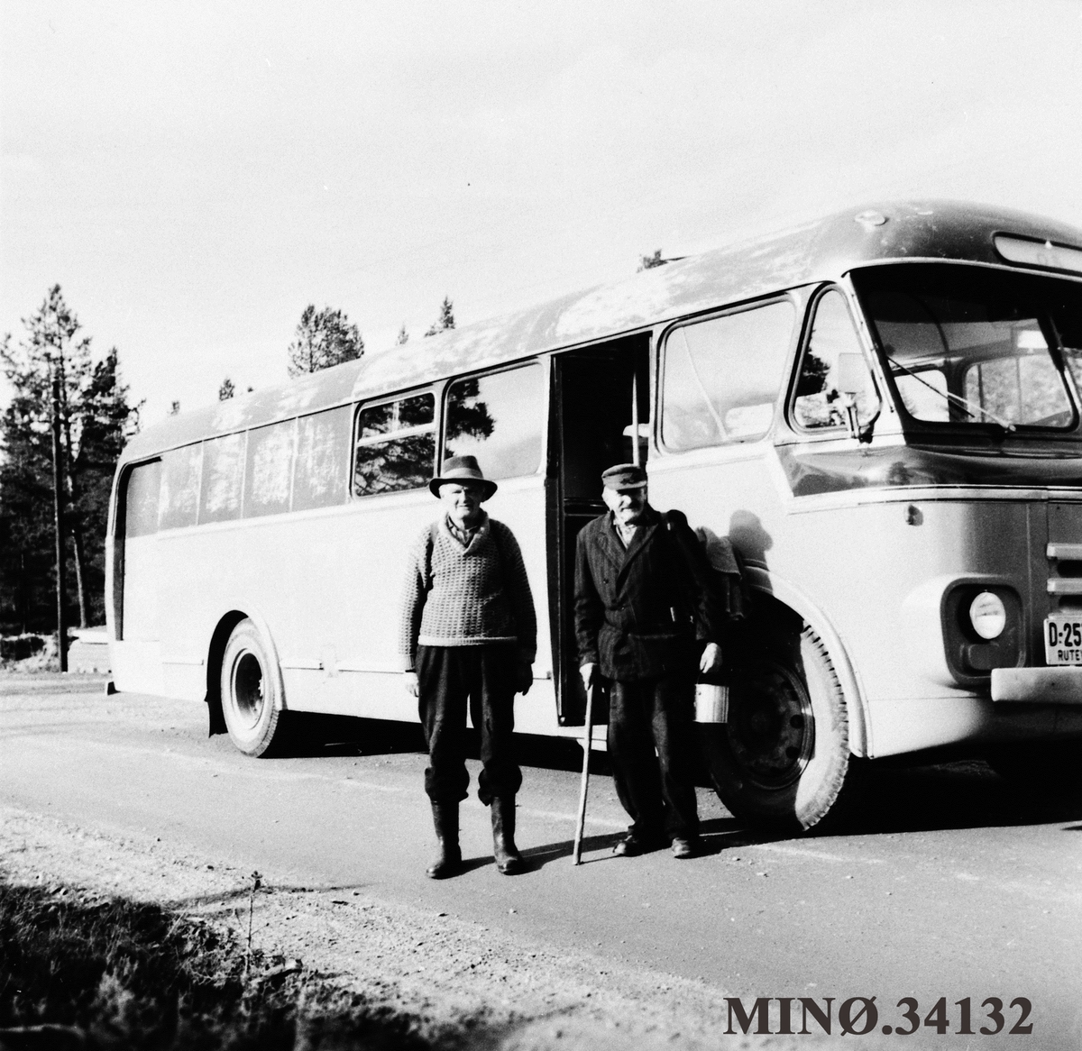 To eldre karer foran buss. Ole Holøien t.v.