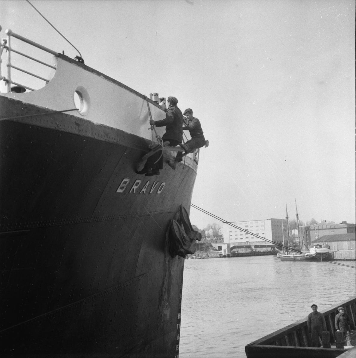 Vardens arkiv. "Vårpuss. Maling av  skipet "Bravo" fra Hull på Skiens havn" 08.04.1954