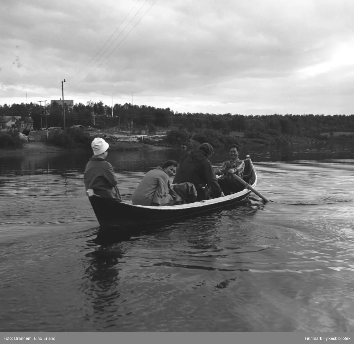 Fire personer i en robåt. De er, fra venstre: Turid Karikoski, Jenny Drannem, en ukjent og Olav Gabrielsen som ror.