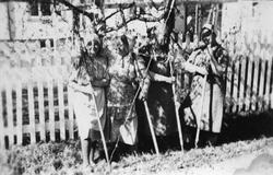 Damer med raker. Raksterdamer.