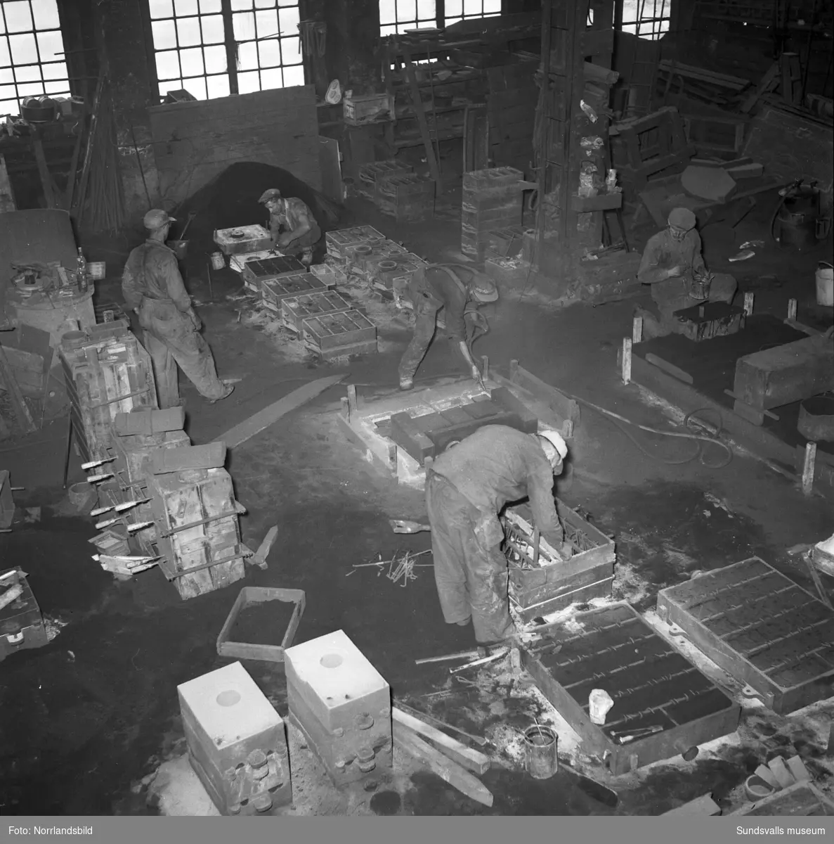 Sundsvalls verkstäder. En stor grupp bilder från verksamheten i de olika lokalerna. Personal vid maskiner och i lager.