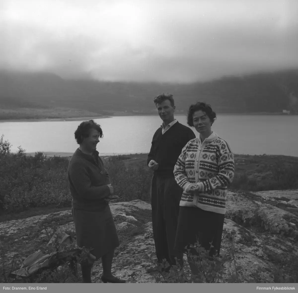 Sonja Lappalainen (til venstre), Eino Drannem og Jenny Drannem stående på et berg. Stedet er ukjent.