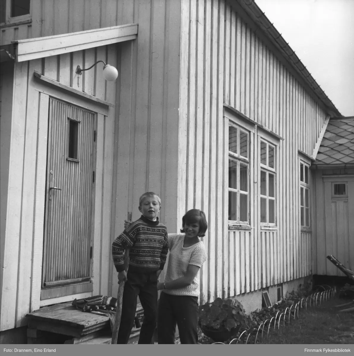 Ole og Marit Gabrielsen utenfor et bygg, som muligens ligger i Neiden.