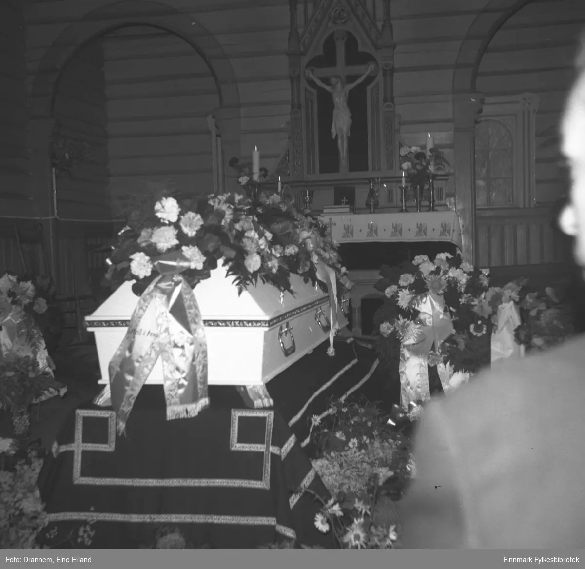 Alfred Karikoskis kiste i Neiden kirke. Begravelsen fant sted i august 1965.