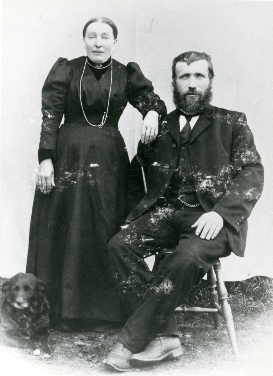 Portrett av Ole Andreas Olsen Hagen og hans kone Berit Olsdatter Lindelia.