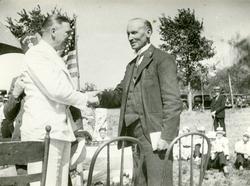 Guvernør Floyd B. Olson og Olaus (til høyre) Islandsmoen på 