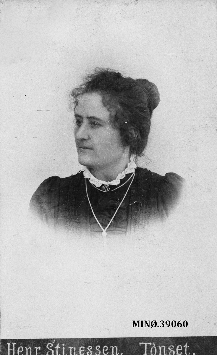 Portrett av kvinne - marie Grimsbu, født Folshaugmoen
