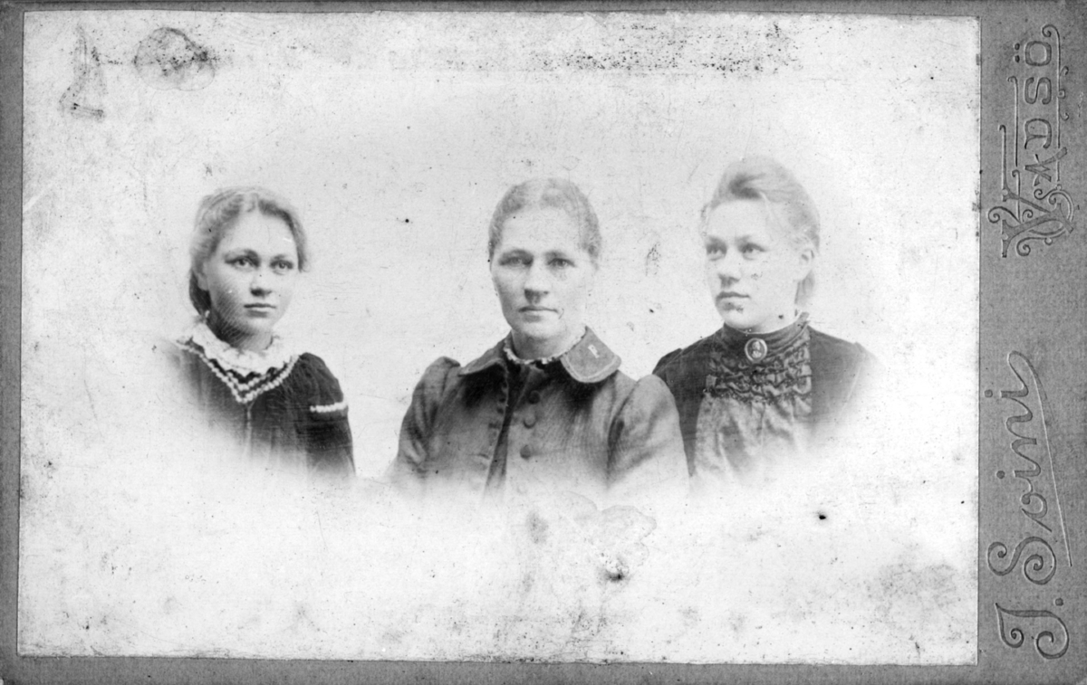 Visittkortportrett av tre kvinner.