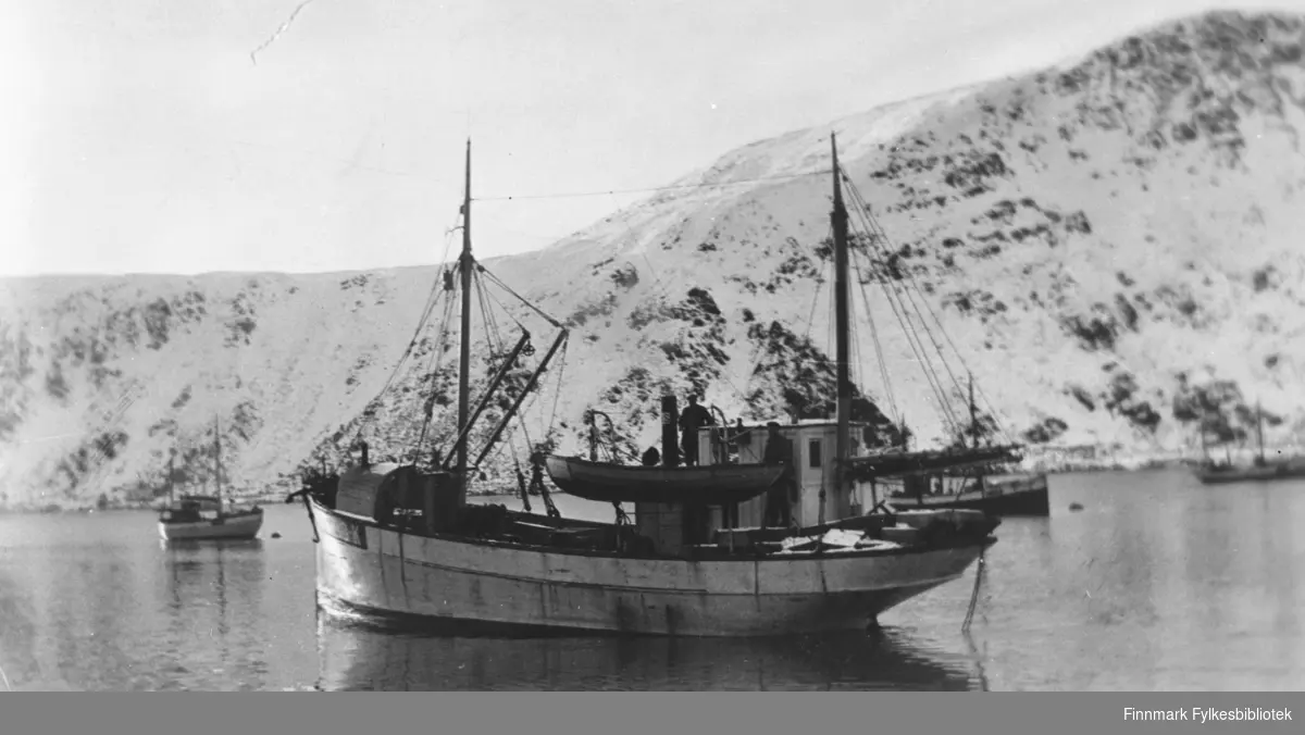 Fiskebåt, ser ut til å være fotografert utenfor Skjøtningberg på 1950-tallet. B 5722