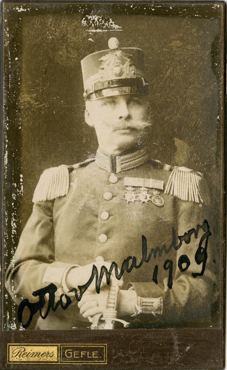 Porträtt av Otto August Malmborg, kapten vid Hälsinge regemente I 14.
Se även bild AMA.0009505.