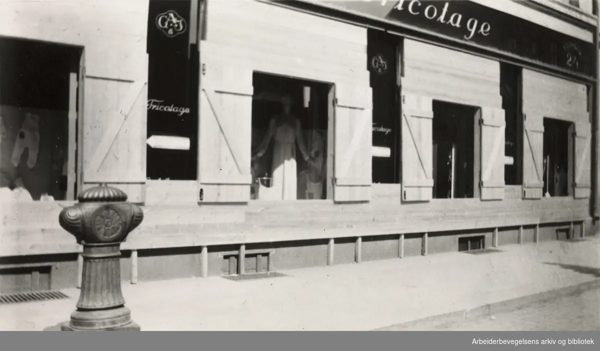 Ole M. Engelsens fotografier fra okkupasjonsårene i Oslo..Sikring av vinduer i Markveien. G & A Jensen trikotasjeforretning, Korsgt. 24. .April 1940.