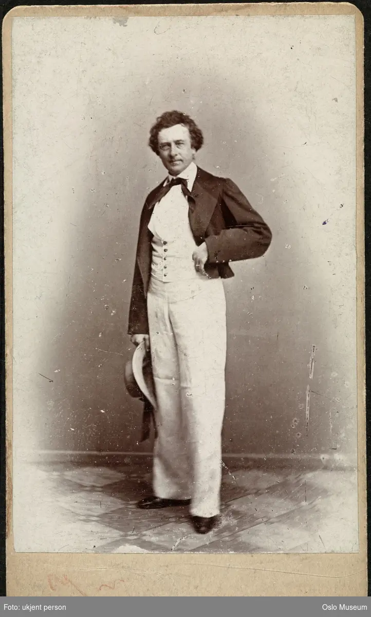 portrett, mann, skuespiller, rollebilde, Nicolai Reiersen i "Sparekassen" på Det Kongelige Teater, stående helfigur, kostyme