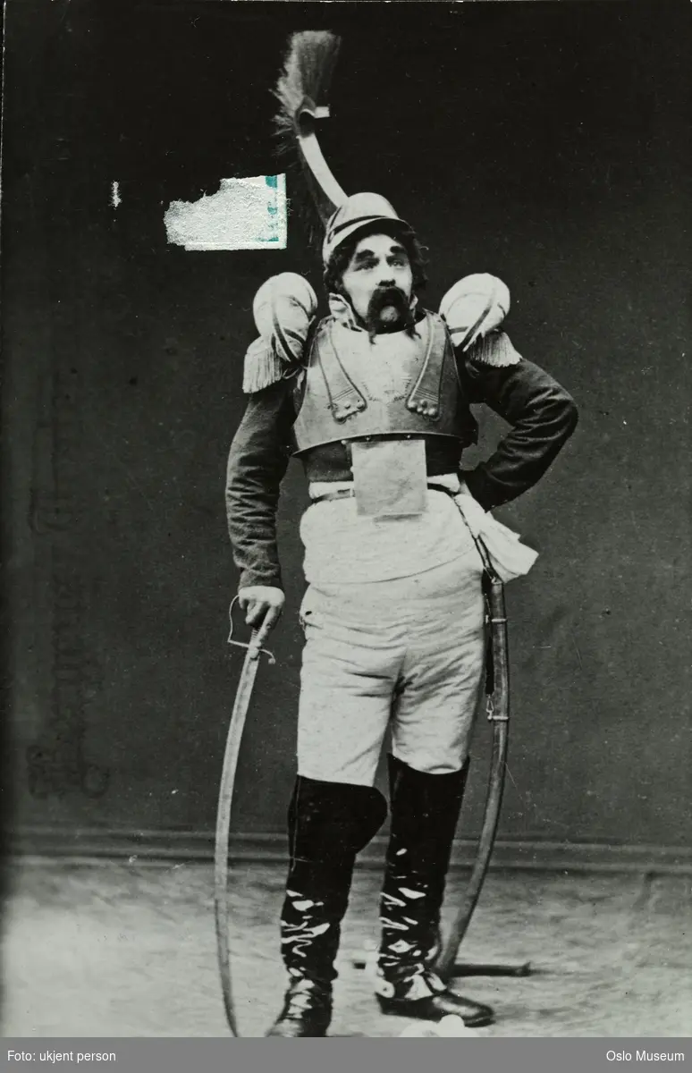 portrett, mann, skuespiller, rollebilde,  Maximillian i "Røverne" på Nationaltheatret, stående helfigur, kostyme