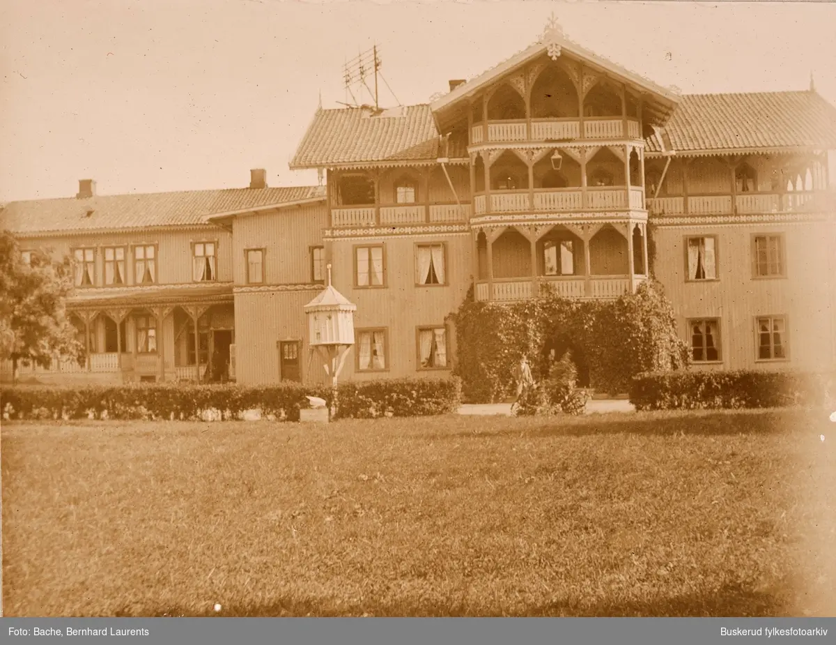 Glatved Hotel lå på Bilthuggertangen ut mot Storelva. Hotellet ble bygget om til sveitserstil i 1872. Hotellet ble bygget i 1776 med masardtak. i 1941 brant det ned til grunnen.