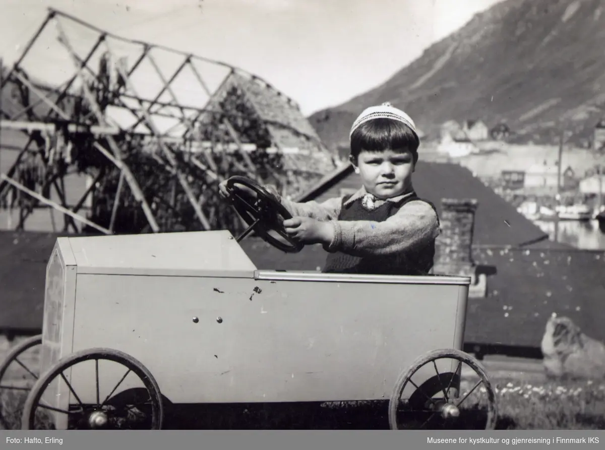 Honningsvåg, Vågen. Gunnar-Helge Hafto, sønnen av havnefogd Erling Hafto, som stolt bileier. Bilen fikk han i fødselsdagsgave, 01.09.1936.